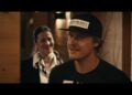 Ist das nicht Manuel Feller, der Ski Fahrer der den Slalom in Flachau gewonnen hat? Er ist es….