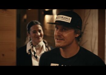 Ist das nicht Manuel Feller, der Ski Fahrer der den Slalom in Flachau gewonnen hat? Er ist es….