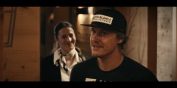 Ist das nicht Manuel Feller, der Ski Fahrer der den Slalom in Flachau gewonnen hat? Er ist es….