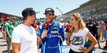 Andrea Kaiser (re.) moderiert auch weiterhin die DTM ©ADAC