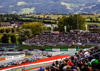 Spielberg. Perfekter Einstieg in die DTM-Saison 2023: Bei den Test- und Medientagen auf dem Red Bull Ring in Österreich präsentierten sich Fahrer und Teams zum ersten Mal der Öffentlichkeit. In sechs Sessions mit 13 Stunden Testzeit setzte Maro Engel (D) für das Team Mercedes-AMG Team Mann-Filter in der legendären Mamba im gelb-grünen Design mit der Gesamtbestzeit ein erstes Ausrufezeichen. Zweitschnellster an beiden Testtagen war der Vorjahressieger Sheldon van der Linde (ZA) im BMW M4 GT3 für Schubert Motorsport gefolgt vom Inder Arjun Maini für das Mercedes-AMG Team. Nach diesem Vorgeschmack dürfen sich Fans auf das erste Rennwochenende in Oschersleben vom 26. bis 28. Mai freuen. In Österreich bereiteten sich die Fahrer in ihren Supersportwagen von Audi, BMW, Ferrari, Lamborghini, Mercedes-AMG und Porsche mit intensiven Test-Programmen vor. Am Sonntag freute sich Engel über seine Zeit von 1:28,117 Minuten. „Es war ein guter Tag und es hat viel Spaß gemacht, mit dem Team zu arbeiten. Für mich war es der erste Test 2023 mit dem Mercedes-AMG Team Mann-Filter. In der Mamba zu fahren, macht immer extrem viel Spaß. Die Fan-Base rund um das Auto ist sehr groß und es ist toll, diese Unterstützung zu spüren“, sagte der 37-jährige Werksfahrer zum Kult-Design seines Mercedes-AMG GT3 Evo. Erstmals verwendeten die Teams auch den umweltschonenden und innovativen Kraftstoff von Shell, der zu 50 Prozent aus erneuerbaren Komponenten besteht. Audi-Werksfahrer Luca Engstler vom Liqui Moly Team Engstler Motorsport präsentierte sich als fleißigster Fahrer: Mit seinem Audi R8 LMS GT3 Evo2 spulte der 23-Jährige in der Steiermark 288 Runden ab, die meisten aller DTM-Piloten. Für den Wiggensbacher ist es die Debüt-Saison in der DTM: „Es war ein verrücktes Wochenende. So wie erwartet, ist das Medieninteresse an der DTM riesengroß. Ich bin sehr stolz, dass ich zum Starterfeld gehöre. Für mich sowie das Team war es wichtig, so viele Kilometer und Erkenntnisse wie nur möglich zu sammeln. Es gibt zwar noch ein paar Hausaufgaben bis zum Saisonstart zu erledigen, aber ich bin bereit für die DTM.“ In rund sechs Wochen geht es los. Tickets für alle DTM-Events sind unter dtm.com erhältlich. ProSieben überträgt alle 16 Rennen live in voller Länge im Free-TV ©ADAC