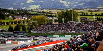 Spielberg. Perfekter Einstieg in die DTM-Saison 2023: Bei den Test- und Medientagen auf dem Red Bull Ring in Österreich präsentierten sich Fahrer und Teams zum ersten Mal der Öffentlichkeit. In sechs Sessions mit 13 Stunden Testzeit setzte Maro Engel (D) für das Team Mercedes-AMG Team Mann-Filter in der legendären Mamba im gelb-grünen Design mit der Gesamtbestzeit ein erstes Ausrufezeichen. Zweitschnellster an beiden Testtagen war der Vorjahressieger Sheldon van der Linde (ZA) im BMW M4 GT3 für Schubert Motorsport gefolgt vom Inder Arjun Maini für das Mercedes-AMG Team. Nach diesem Vorgeschmack dürfen sich Fans auf das erste Rennwochenende in Oschersleben vom 26. bis 28. Mai freuen. In Österreich bereiteten sich die Fahrer in ihren Supersportwagen von Audi, BMW, Ferrari, Lamborghini, Mercedes-AMG und Porsche mit intensiven Test-Programmen vor. Am Sonntag freute sich Engel über seine Zeit von 1:28,117 Minuten. „Es war ein guter Tag und es hat viel Spaß gemacht, mit dem Team zu arbeiten. Für mich war es der erste Test 2023 mit dem Mercedes-AMG Team Mann-Filter. In der Mamba zu fahren, macht immer extrem viel Spaß. Die Fan-Base rund um das Auto ist sehr groß und es ist toll, diese Unterstützung zu spüren“, sagte der 37-jährige Werksfahrer zum Kult-Design seines Mercedes-AMG GT3 Evo. Erstmals verwendeten die Teams auch den umweltschonenden und innovativen Kraftstoff von Shell, der zu 50 Prozent aus erneuerbaren Komponenten besteht. Audi-Werksfahrer Luca Engstler vom Liqui Moly Team Engstler Motorsport präsentierte sich als fleißigster Fahrer: Mit seinem Audi R8 LMS GT3 Evo2 spulte der 23-Jährige in der Steiermark 288 Runden ab, die meisten aller DTM-Piloten. Für den Wiggensbacher ist es die Debüt-Saison in der DTM: „Es war ein verrücktes Wochenende. So wie erwartet, ist das Medieninteresse an der DTM riesengroß. Ich bin sehr stolz, dass ich zum Starterfeld gehöre. Für mich sowie das Team war es wichtig, so viele Kilometer und Erkenntnisse wie nur möglich zu sammeln. Es gibt zwar noch ein paar Hausaufgaben bis zum Saisonstart zu erledigen, aber ich bin bereit für die DTM.“ In rund sechs Wochen geht es los. Tickets für alle DTM-Events sind unter dtm.com erhältlich. ProSieben überträgt alle 16 Rennen live in voller Länge im Free-TV ©ADAC