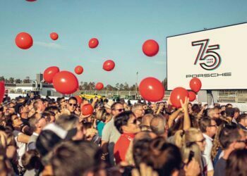 Fans dürfen sich auf der Dreamers Plaza im Fahrerlager auf ein buntes Programm freuen. ©Foto: Porsche