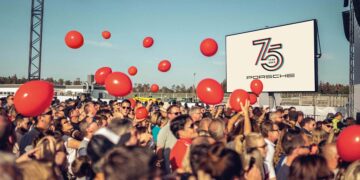 Fans dürfen sich auf der Dreamers Plaza im Fahrerlager auf ein buntes Programm freuen. ©Foto: Porsche