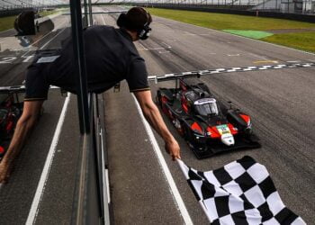 Zielflagge für den siegreichen Duqueine D08 von Racing Experience ©ADAC