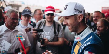 ADAC Präsident Christian Reinicke belohnte die Arbeit der ehrenamtlichen Helfer mit 250 Trinkflaschen des DTM-Partners BWT Download 1.62 MB ADAC Präsident Christian Reinicke belohnte die Arbeit der ehrenamtlichen Helfer mit 250 Trinkflaschen des DTM-Partners BWT Beim Comeback der DTM in Oschersleben erlebte Schubert Motorsport einen Besucheransturm ©ADAC