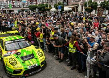 Traditionelles Come-Together von Fahrern und Fans beim Adenauer-Racing-Day - ©Foto: Gruppe C Photography