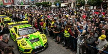 Traditionelles Come-Together von Fahrern und Fans beim Adenauer-Racing-Day - ©Foto: Gruppe C Photography
