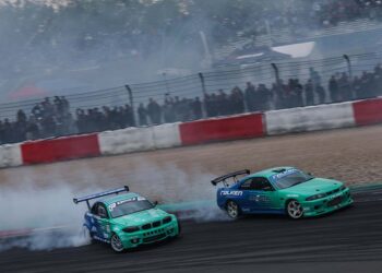 Falken Drift Show sorgt erneut für ungläubiges Staunen auf den voll besetzten Rängen - ©Foto: Gruppe C Photography