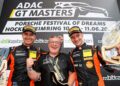 Großer Jubel bei Huber Racing: Jaxon Evans, Christoph Huber und Tim Zimmermann (v. l. n. r.) ©ADAC