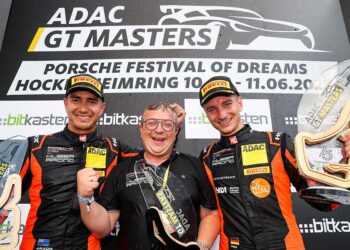 Großer Jubel bei Huber Racing: Jaxon Evans, Christoph Huber und Tim Zimmermann (v. l. n. r.) ©ADAC