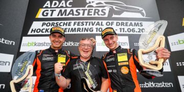 Großer Jubel bei Huber Racing: Jaxon Evans, Christoph Huber und Tim Zimmermann (v. l. n. r.) ©ADAC
