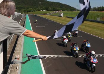 Unglaubliches Foto-Finish im ersten Lauf ©ADAC Motorsport