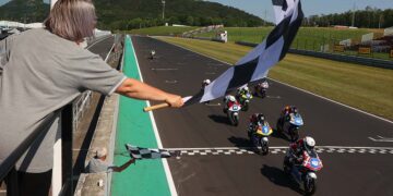 Unglaubliches Foto-Finish im ersten Lauf ©ADAC Motorsport