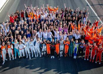 230625 DTM 1600 5 In Zandvoort trafen sich die Frauen auf der Start-Ziellinie zu einem besonderen Fototermin ©ADAC Motosport