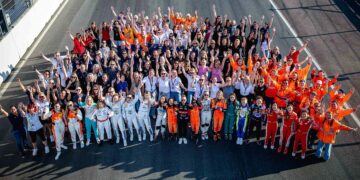 In Zandvoort trafen sich die Frauen auf der Start-Ziellinie zu einem besonderen Fototermin ©ADAC Motosport
