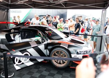 Das DTM-Innovationstaxi wird in der zweiten Saisonhälfte ausschließlich von E-Fuels angetrieben ©ADAC Motorsport