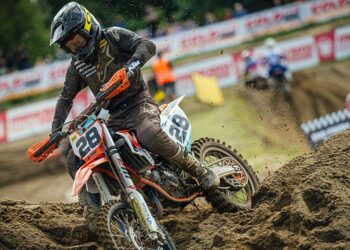 Dean Gregoire setzt sich im ADAC MX Junior Cup 85 nach einem spanenden Duell gegen Weltmeister Dani Heitink durch ©ADAC Motorsport