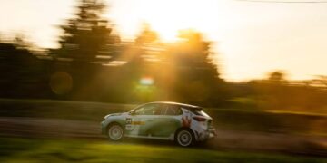 Die DTM-Fahrer sorgten für rasante Action auf dem Massen Dirt Track ©ADAC Motorsport