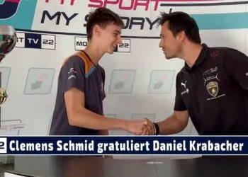 Daniel Krabacher ist Meister im Austrian Junior Cup 2023 und DTM Pilot Clemens Schmid gratuliert