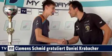 Daniel Krabacher ist Meister im Austrian Junior Cup 2023 und DTM Pilot Clemens Schmid gratuliert