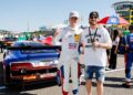 Fußballprofi Maximilian Arnold (rechts) mit Luca Engstler am Sachsenring ©ADAC Motorsport