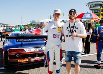 Fußballprofi Maximilian Arnold (rechts) mit Luca Engstler am Sachsenring ©ADAC Motorsport