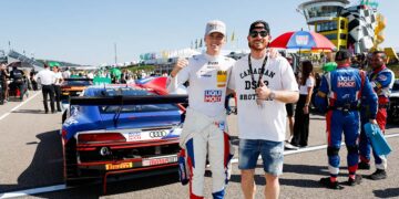 Fußballprofi Maximilian Arnold (rechts) mit Luca Engstler am Sachsenring ©ADAC Motorsport