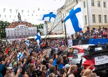 Die WRC-Stars starten in Prag umringt von Rally-Fans ©ADAC Motorsport