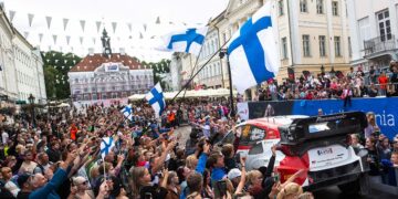 Die WRC-Stars starten in Prag umringt von Rally-Fans ©ADAC Motorsport