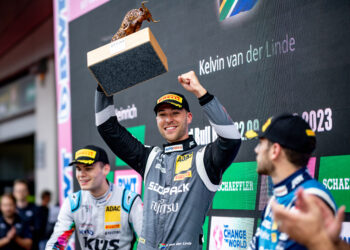 Kelvin van der Linde jubelte über seinen ersten Saisonsieg ©ADAC Motorsport