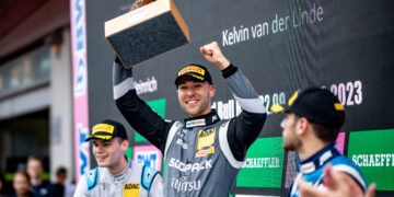 Kelvin van der Linde jubelte über seinen ersten Saisonsieg ©ADAC Motorsport