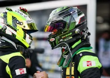 Die ersten Glückwünsche erhielt Thomas Preining von Titelrivale Mirko Bortolotti (rechts) ©ADAC Motorsport