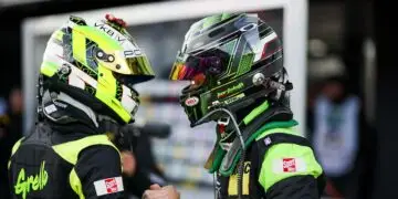 Die ersten Glückwünsche erhielt Thomas Preining von Titelrivale Mirko Bortolotti (rechts) ©ADAC Motorsport