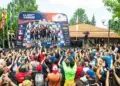 Bei der Zielzeremonie am Sonntagnachmittag in Passau gratuliert unter anderem Bayerns Ministerpräsident Markus Söder den Siegern ©ADAC Motorsport