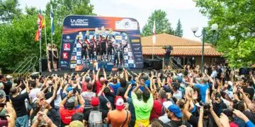 Bei der Zielzeremonie am Sonntagnachmittag in Passau gratuliert unter anderem Bayerns Ministerpräsident Markus Söder den Siegern ©ADAC Motorsport