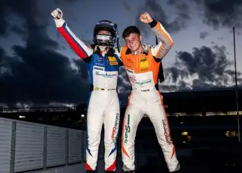 Großer Jubel in Hockenheim über den Titel: Ortmann (mit Helm) und Sasse ©ADAC Motorsport
