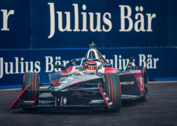 Vier Porsche 99X Electric bei der Formel-E-Premiere in Tokio