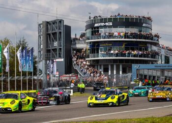 DEKRA bleibt bis 2026 Partner des legendären Motorsport-Marathons in der Eifel