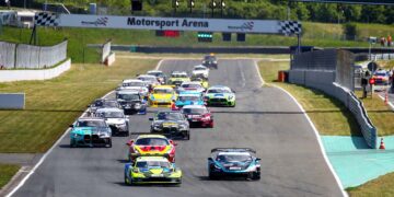 Direkt nach dem Start hatte Jürgen Bender (rechts vorne) noch den zweiten Platz inne, im Ziel war er Erster. (Foto: STT)