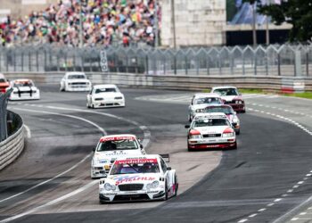 Stefan Mücke gewinnt Rennen eins der DTM Classic auf dem Norisring