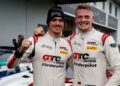 Julian Hanses (rechts) und Jay Mo Härtling (links) feiern ihre erfolgreiche Saison im GTC Race (Foto: GTC Race)