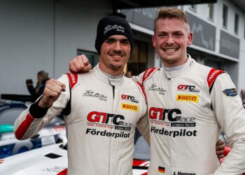 Julian Hanses (rechts) und Jay Mo Härtling (links) feiern ihre erfolgreiche Saison im GTC Race (Foto: GTC Race)