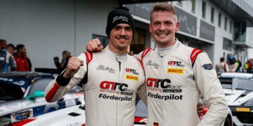 Julian Hanses (rechts) und Jay Mo Härtling (links) feiern ihre erfolgreiche Saison im GTC Race (Foto: GTC Race)