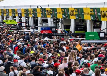Beim Pitwalk kommen Fans den PS-starken Fahrzeugen und den DTM-Stars ganz nah