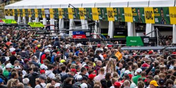 Beim Pitwalk kommen Fans den PS-starken Fahrzeugen und den DTM-Stars ganz nah