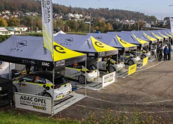 Starker Auftritt: Der Servicepark des ADAC Opel Electric Rally Cup macht einiges her