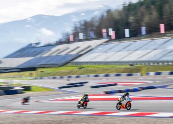 Jungen und Mädchen ab 13 Jahren gehen auf einheitlichen KTM RC4 R mit 250 ccm Viertakt-Motoren an den Start
