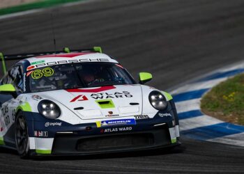 Jaap van Lagen und Mariusz Górecki bekamen den größten Pokal in der Porsche Endurance Challenge Deutschland (Foto: Porsche Sports Cup)