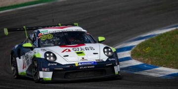 Jaap van Lagen und Mariusz Górecki bekamen den größten Pokal in der Porsche Endurance Challenge Deutschland (Foto: Porsche Sports Cup)